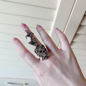 Flower finger ring